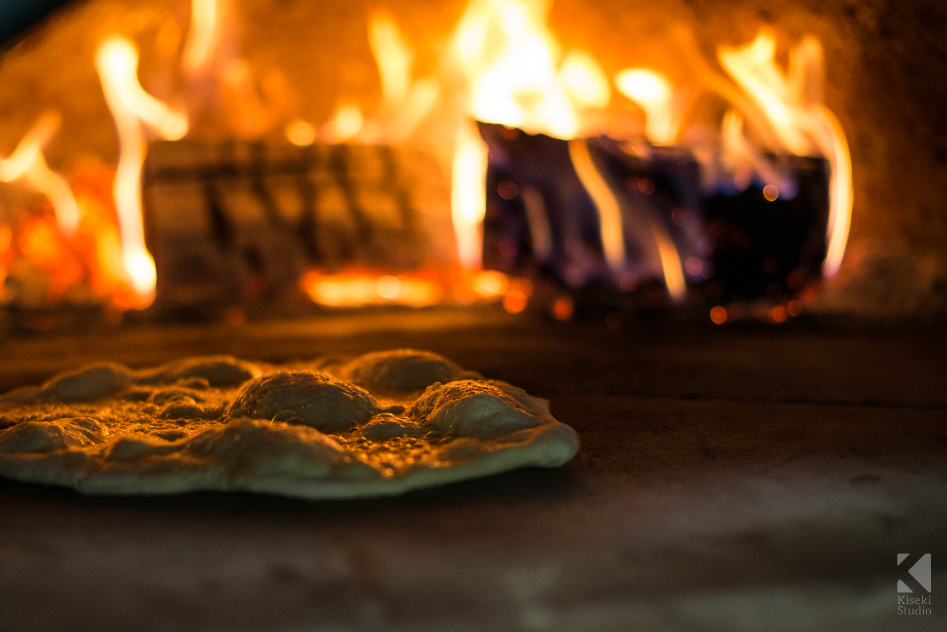 herdwicks-boutique-hotel-pizza-oven-fire-clay-garlic-bread-cooking-food-photography