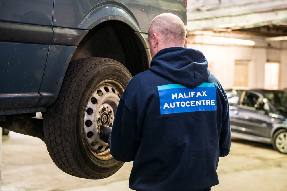 halifax-autocentre-removing-wheel