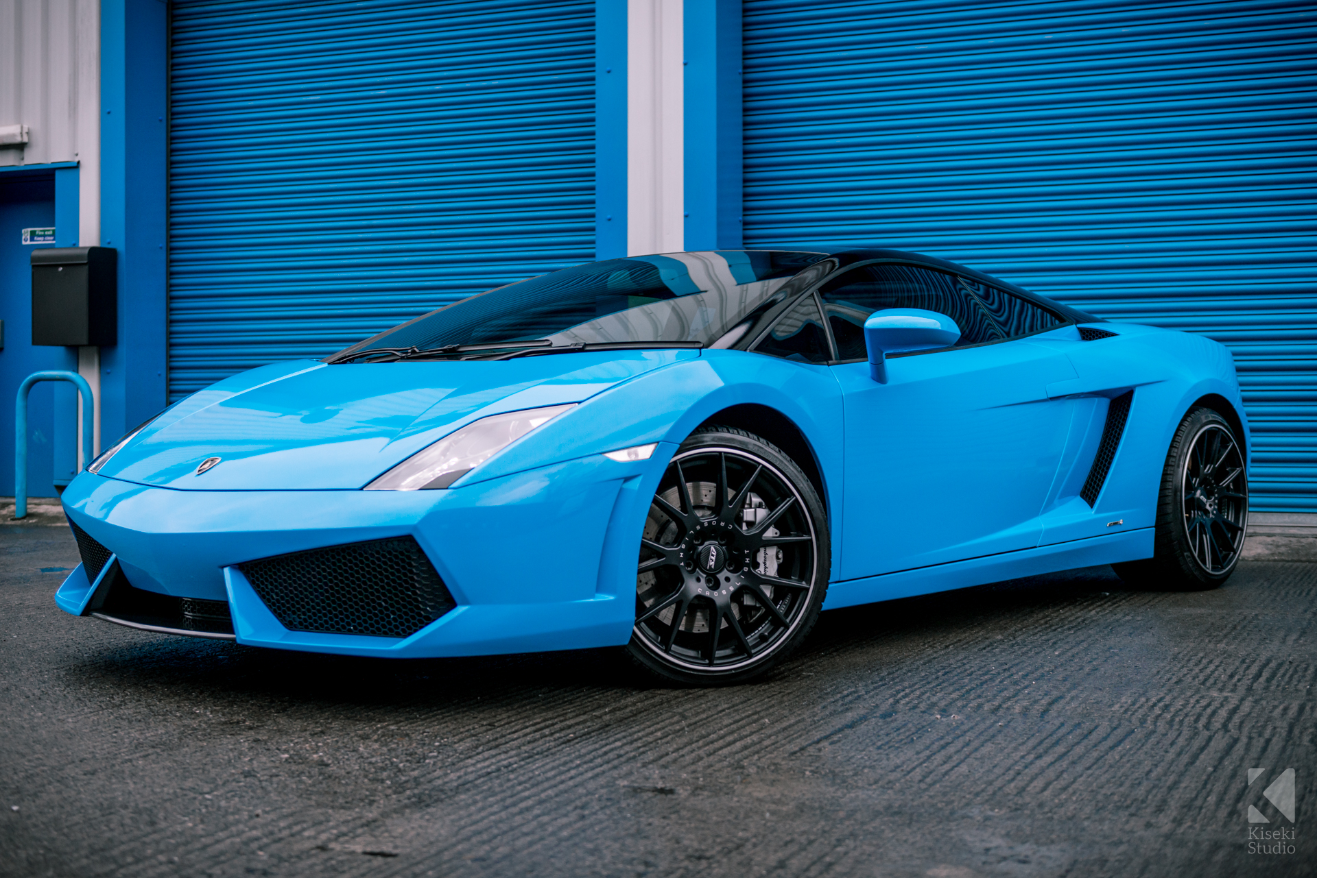 lamborghini-gallardo-full-vinyl-wrap-preparation-video-outside-baby-blue