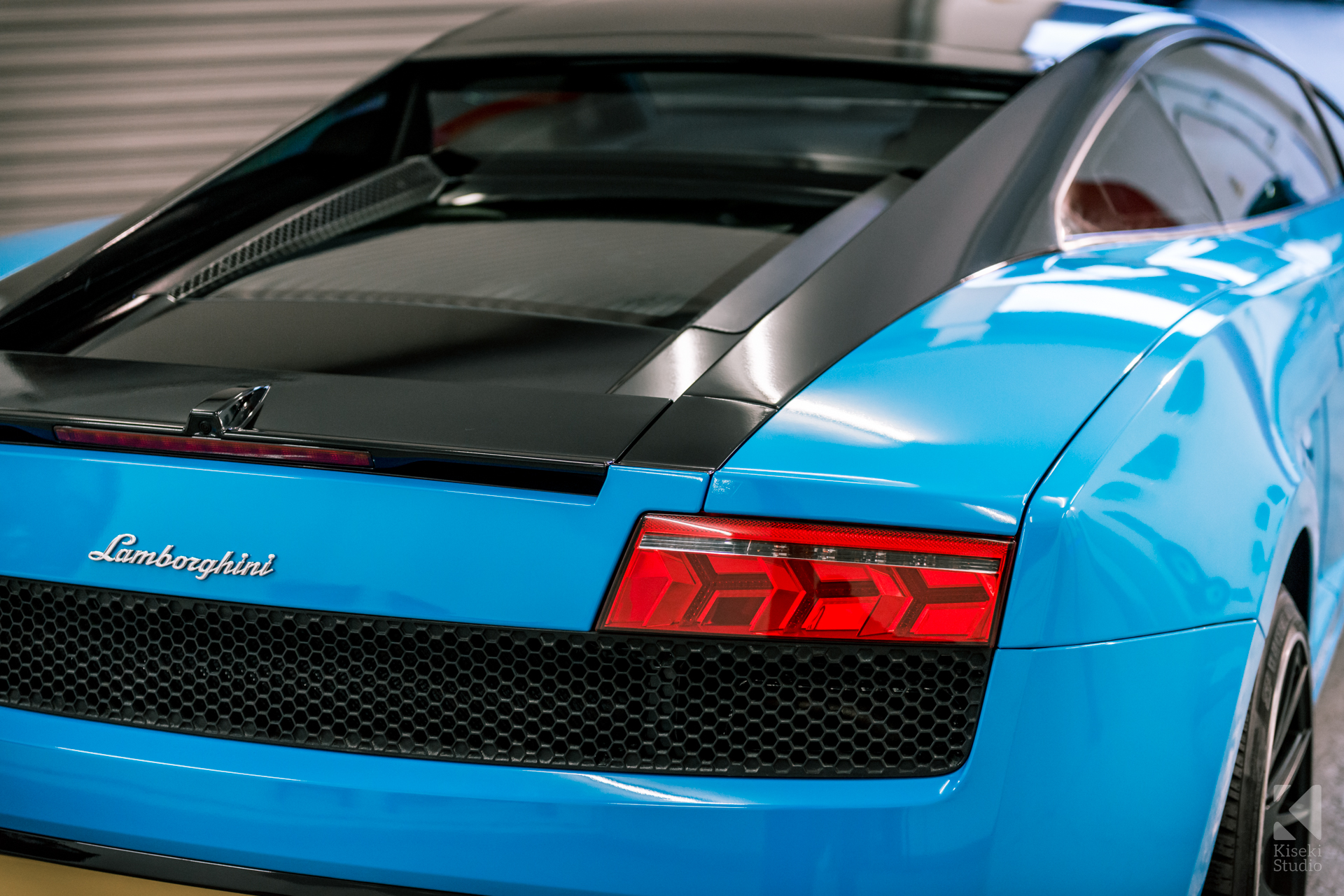 lamborghini-gallardo-full-vinyl-wrap-preparation-video-rear-bumper-close-up