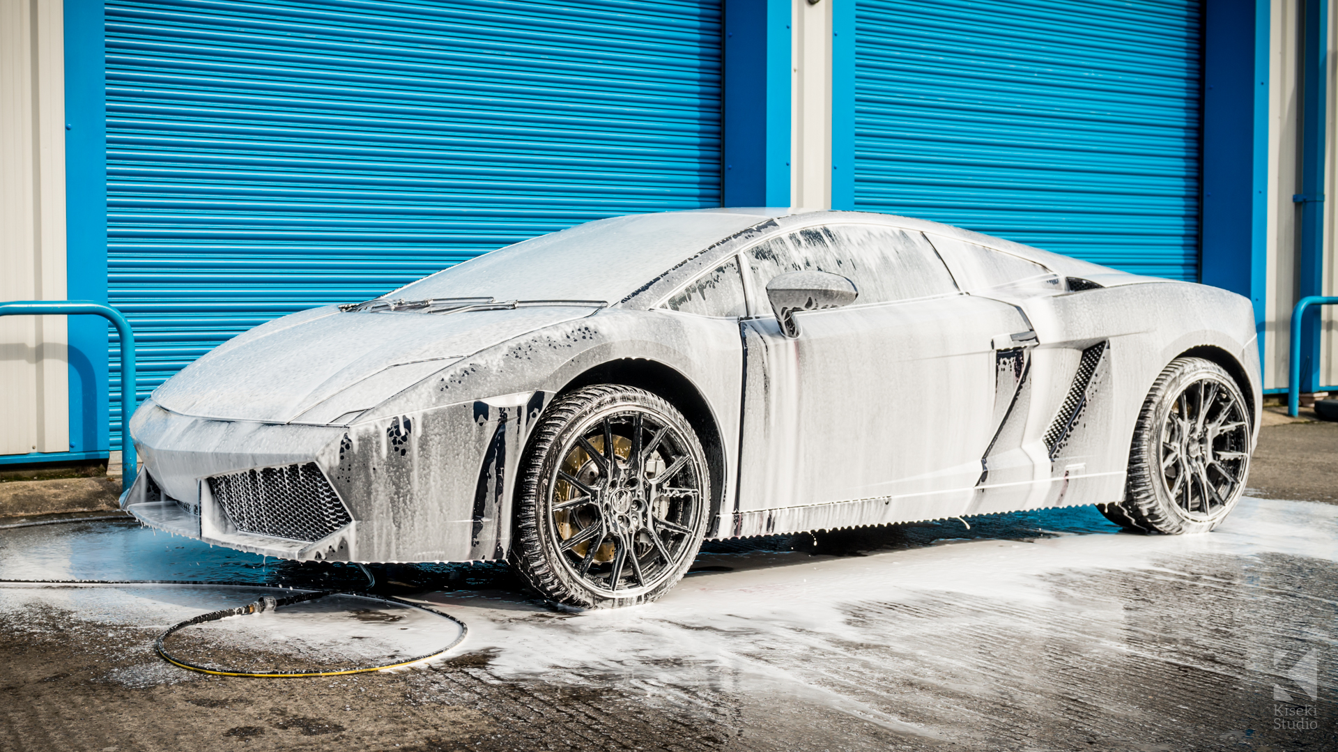 lamborghini-gallardo-full-vinyl-wrap-preparation-video-washing-soap-expression-automotive